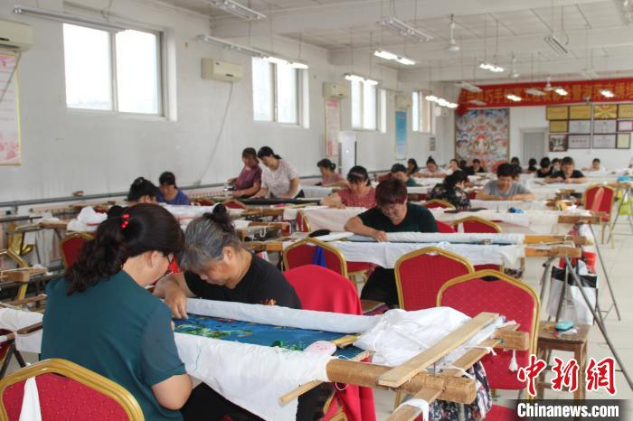 绣娘们在绣制作品。　徐巧明 摄