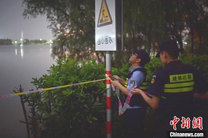 在南京江边水深危险处，已经早早拉起了警戒带。　国武 摄