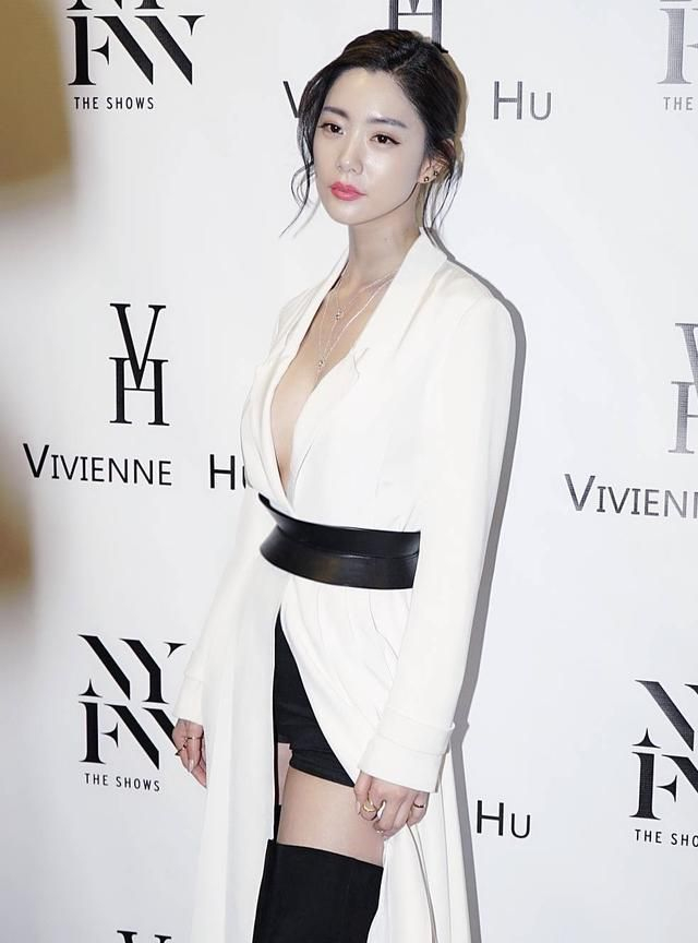 李成敏真是大胆,深v西装裙仅靠腰带勒,"三七身材"美绝了