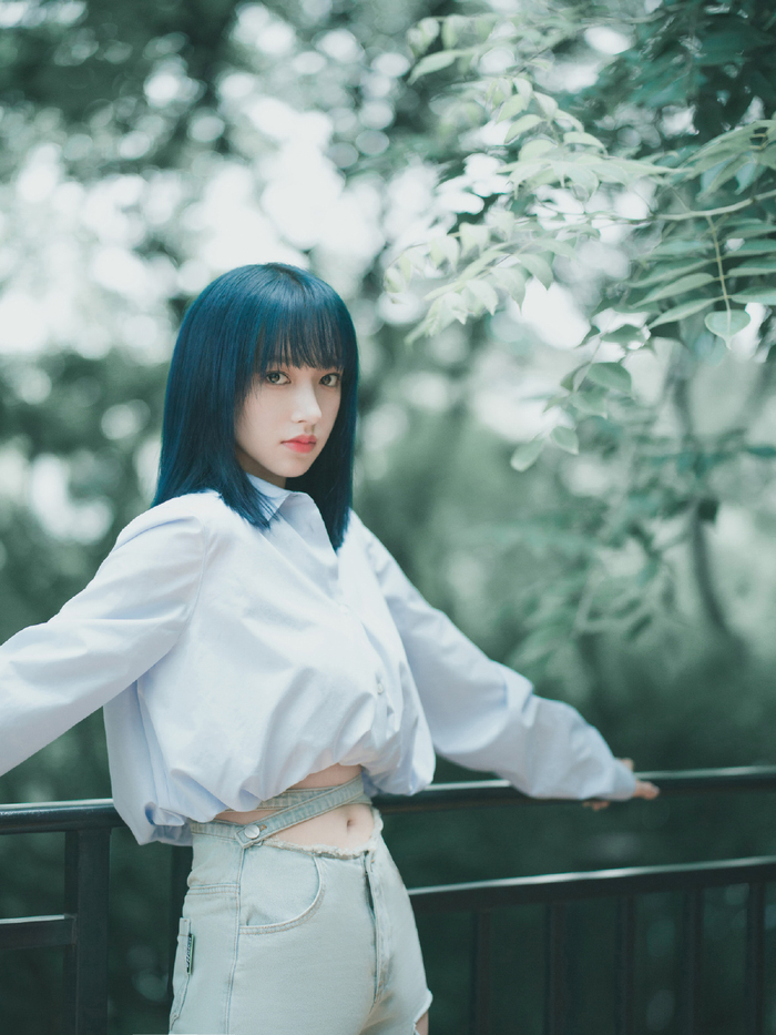 程潇换"发色"如"换脸",蓝黑色头发新潮个性,穿衬衫美太多了