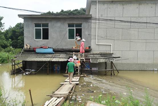 单退圩堤行洪时村民在转移家庭财物