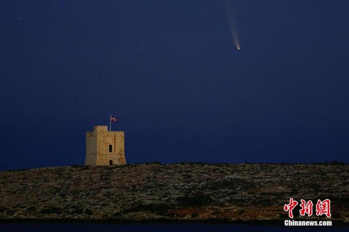 当地时间7月12日，马耳他Bahar ic-Caghaq村，当地夜空中可观测到NEOWISE彗星。图片来源：视觉中国