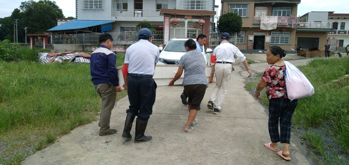 低洼地区村民在转移家庭财物 受访者供图