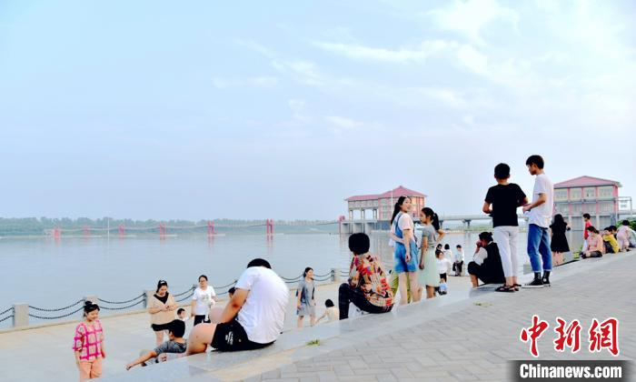 傍晚时分，附近民众来到银杏湖畔纳凉游玩。　朱志庚 摄