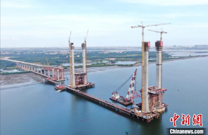 广东调顺跨海大桥主塔封顶 王鑫楠 摄