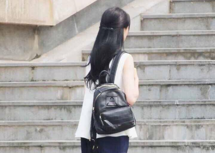 郑爽膝盖是杵子？周深杨迪腰被跪断，这么细的腿谁不想要？_新浪新闻