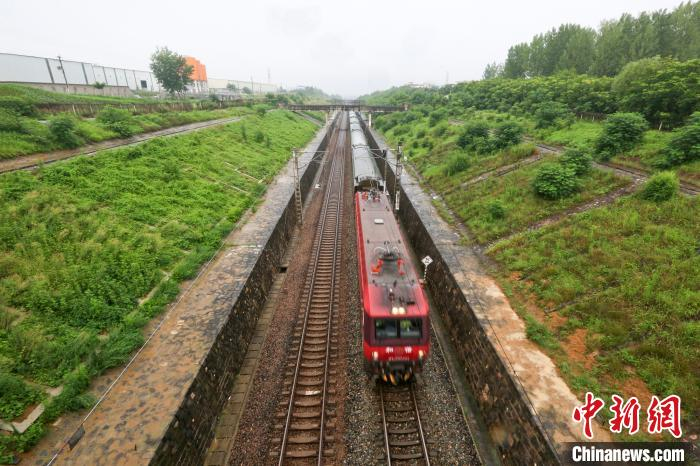 确保列车运行安全 张中海 摄