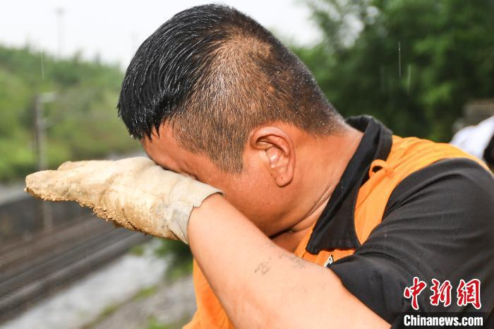 雨水汗水眼中交融 张中海 摄
