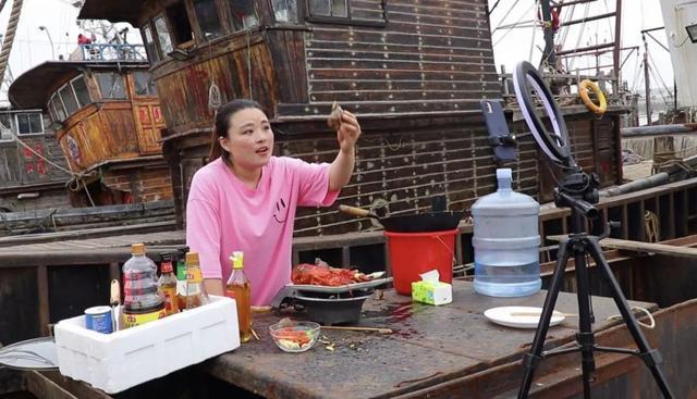 这个连云港妹子冒雨驱车千里，为湖北老乡做了一件事……