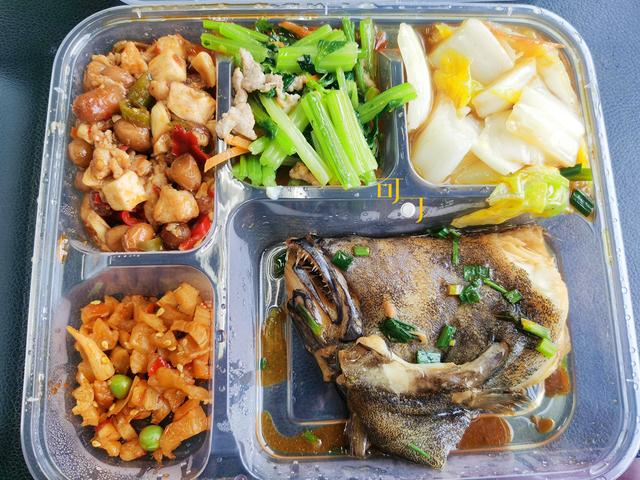 一周工作日午餐,一个盒饭5个菜,价格只要15元,你觉得怎么样?