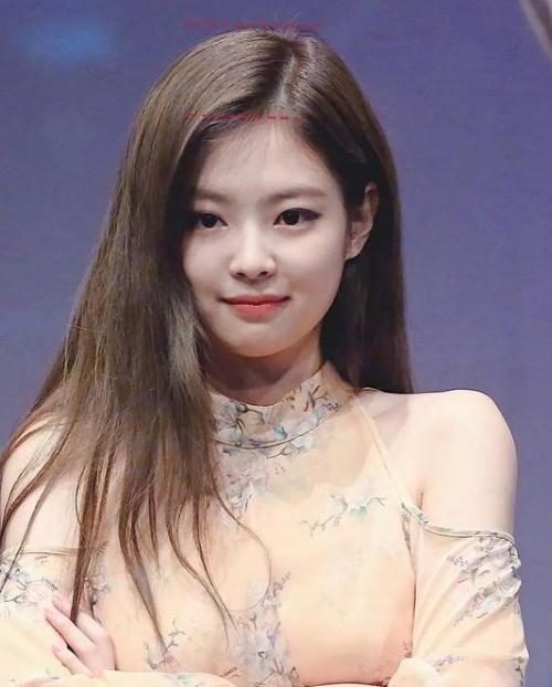 因为颅顶高的优势,从侧面和正面都会在视觉上显得更加饱满,当然也就会