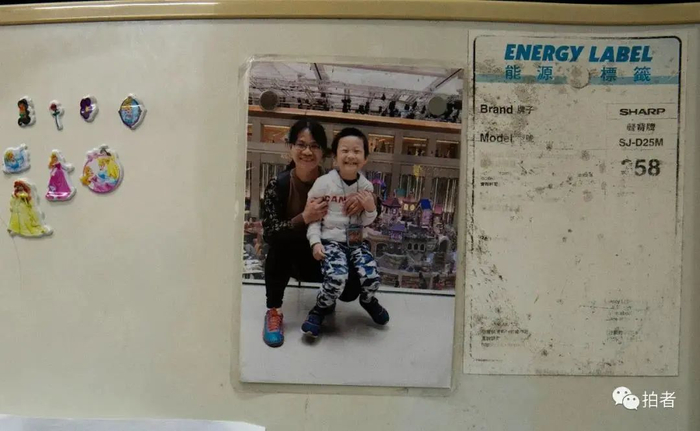 ▲冰箱上贴有黄凤和儿子刚到香港时的合影。