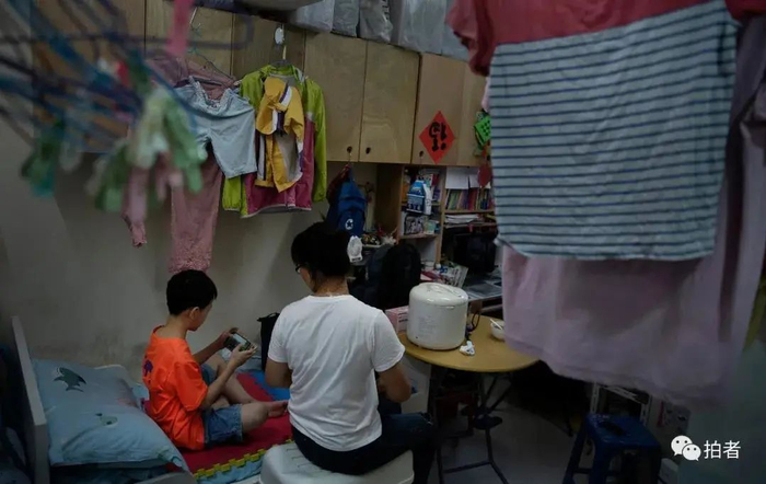 ▲黄凤儿子边玩游戏边和妈妈聊天。