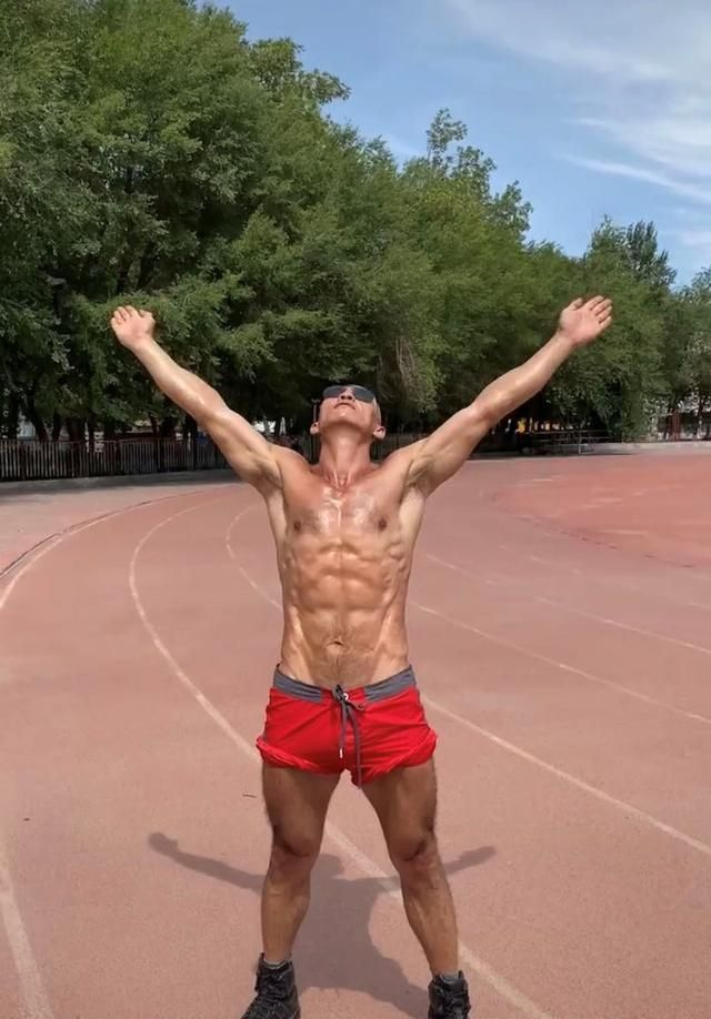 《亮剑》孙德胜晒旧照,长发造型显青涩,发际线却暴露将来形象