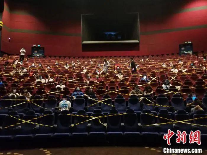 北京零点场的电影院：胶带封锁空座，安全不热闹