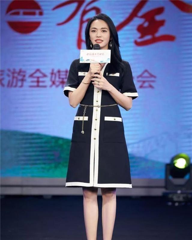 姚晨把好衣服带到了戏外挑战直筒裙，只以一条腰链为重点