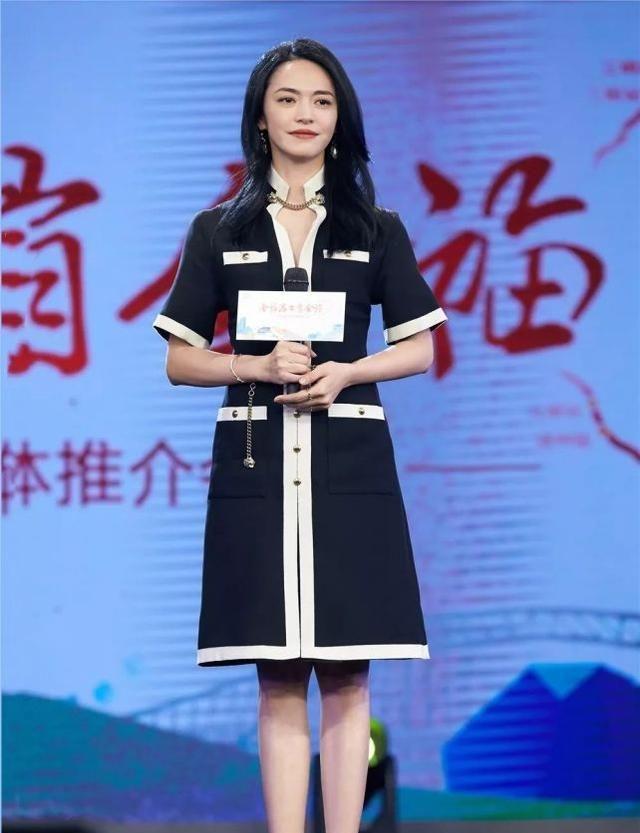 姚晨把好衣服带到了戏外挑战直筒裙，只以一条腰链为重点