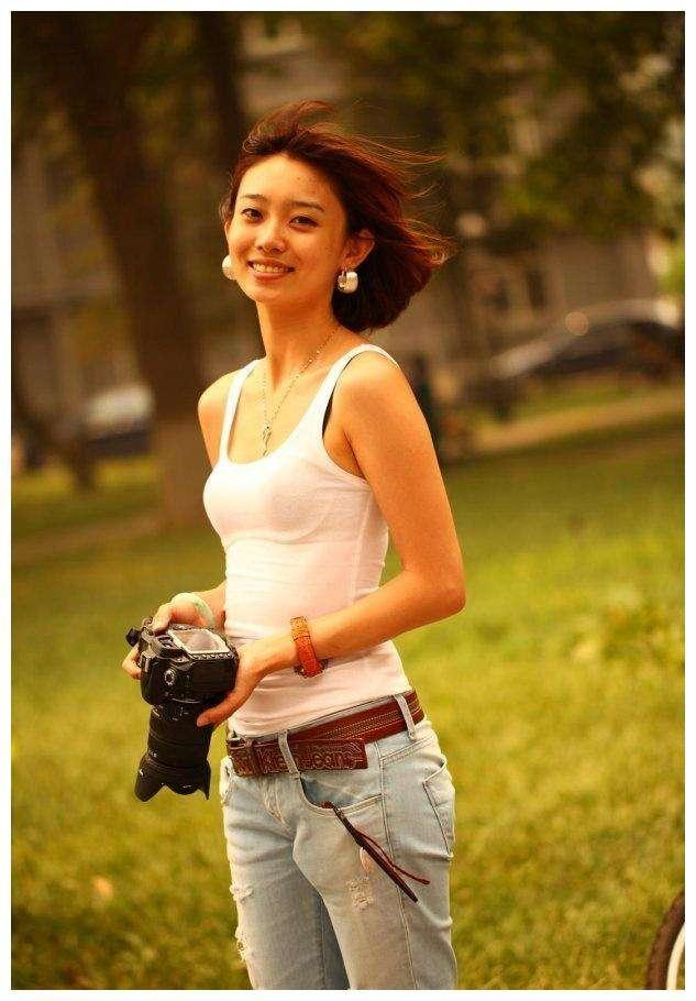 《远方的家》栏目出镜记者,2015年进入《华人世界》栏目组担任主持人