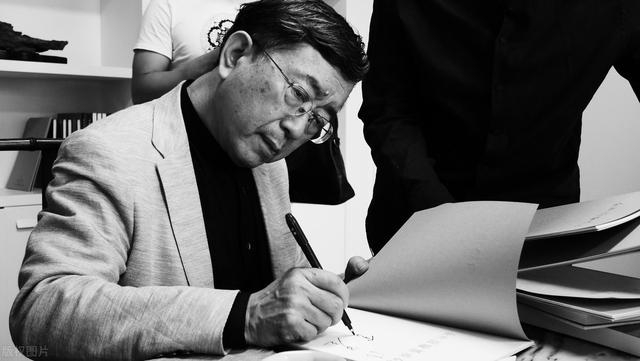 金文明出书“炮轰”余秋雨，纠正其散文偏误126处，余：找茬来的