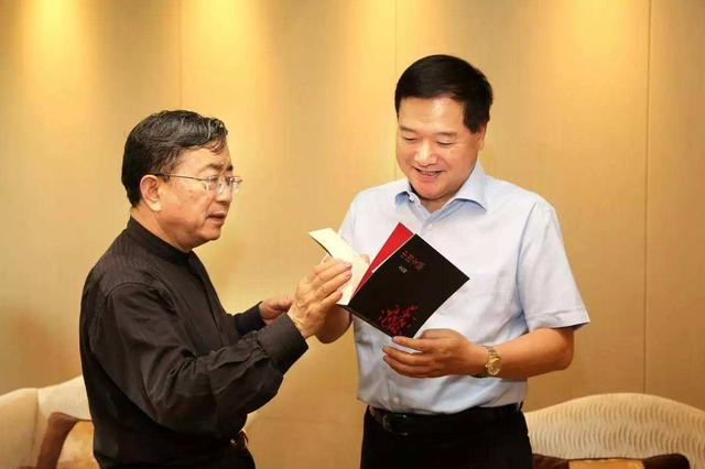 金文明出书“炮轰”余秋雨，纠正其散文偏误126处，余：找茬来的