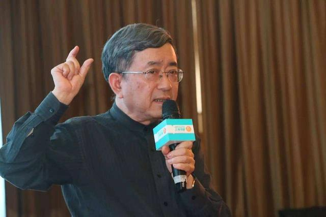 金文明出书“炮轰”余秋雨，纠正其散文偏误126处，余：找茬来的
