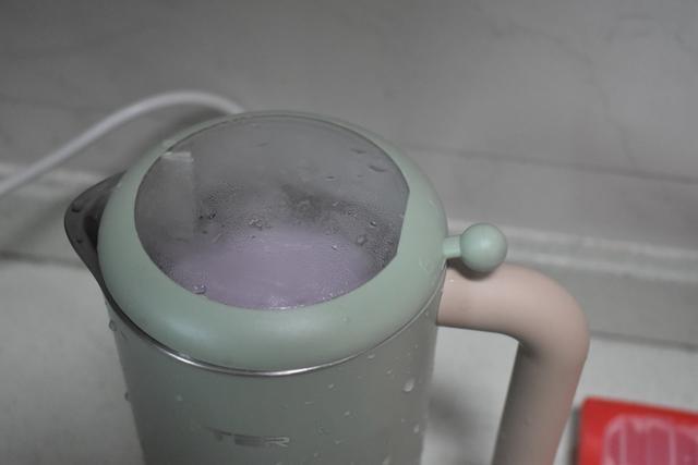 紫薯燕麦搅一搅就能制成低脂健康的冰棍，解馋又消暑，快动手做吧