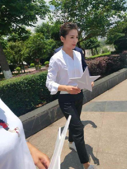刘涛跟老公掰手腕侧颜看到真素颜并没有很好看