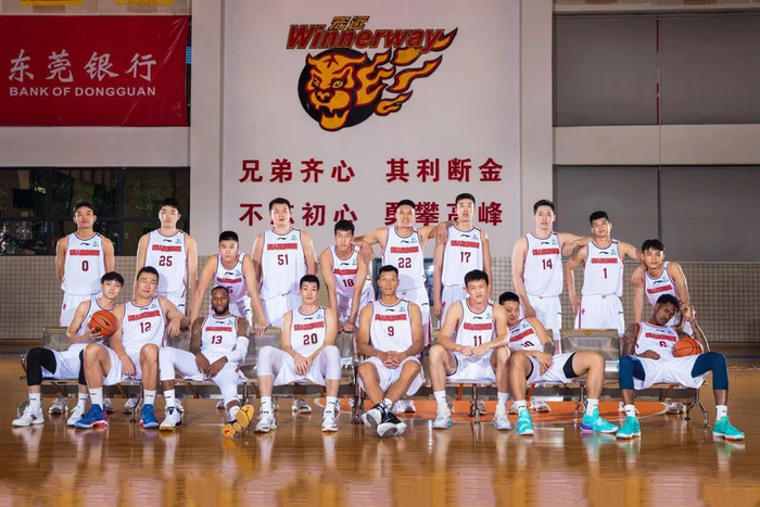 CBA联赛20支球队所有球员大合照，广东C位很霸气！_新浪新闻