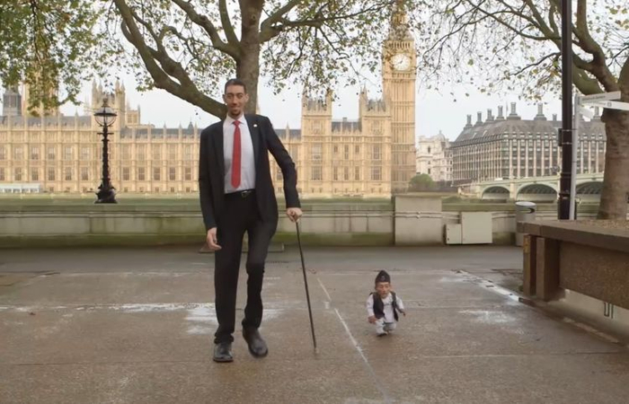 世界上最矮的男人,身高只有54厘米,因为太矮经常被村里人欺负