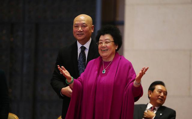 78岁陈丽华“富态”也很美，穿条纹裙配紫檀色披肩，贵气范儿十足