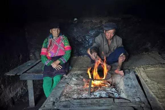 彝族火炕床：满足吃饭睡觉取暖的多功能神器