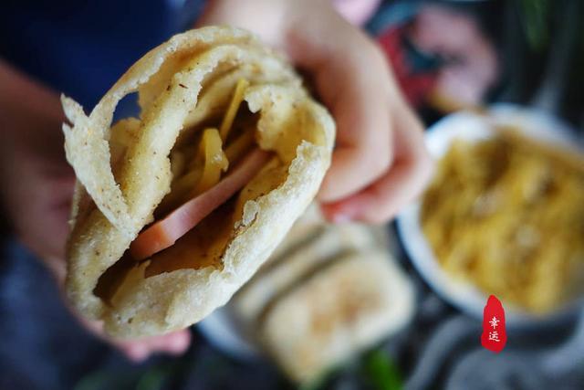 烧饼外酥内软嫩，无论里面夹蔬菜或是酱肉，这饼吃起来就是香