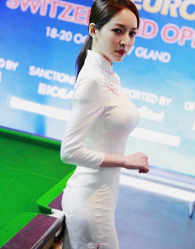 台球界最美女神王钟瑶，肤白貌美个性十足，27岁却为发际线发愁