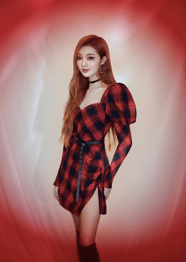 20岁李紫婷有点迷人,穿格纹衬衫配阔腿短裤,双腿线条太完美了