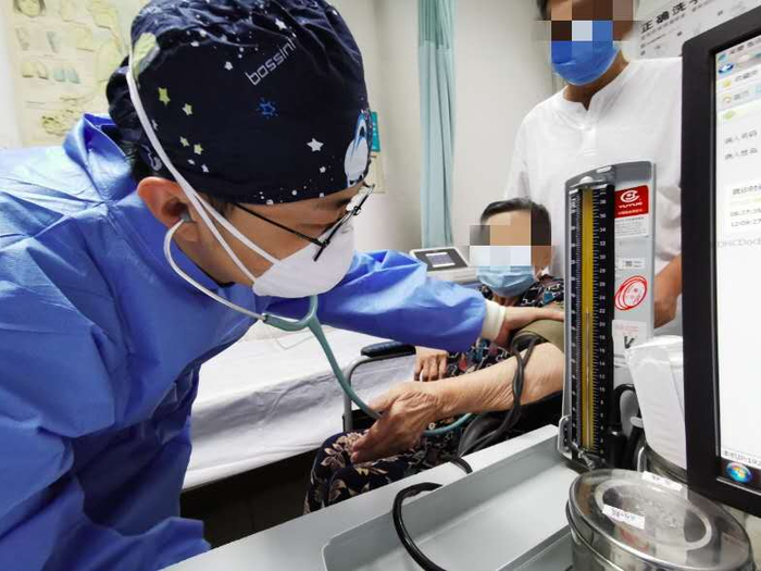 急诊内科医生吴蒙为患者测量血压