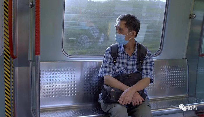  △&nbsp;7月6日，郑宝航坐地铁回住处。老人每日从餐厅回住处大概花一个半小时，中间要换两趟车。