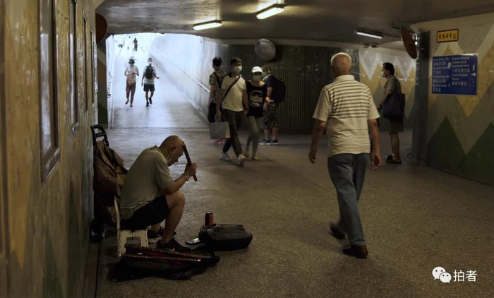  △&nbsp;7月4日，佐敦地下通道，演奏间隙，巫峏说这里生意不好，打算换个地方。