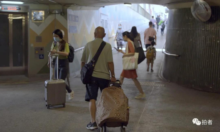  △&nbsp;7月4日，巫峏离开佐敦地下通道，寻找其他表演地点。