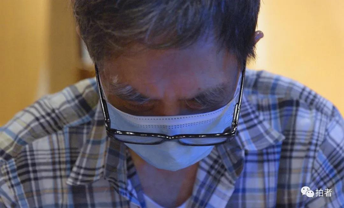  △&nbsp;7月4日，上了年纪的郑宝航，眉毛也已泛白。