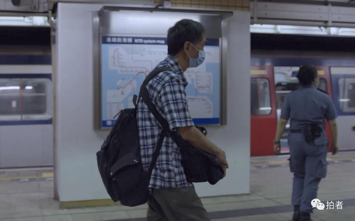 △&nbsp;7月6日，九龙塘地铁站，郑宝航在此换乘。郑宝航每天背着两个大包上下班，他说这样既能拿东西，又能锻炼身体。