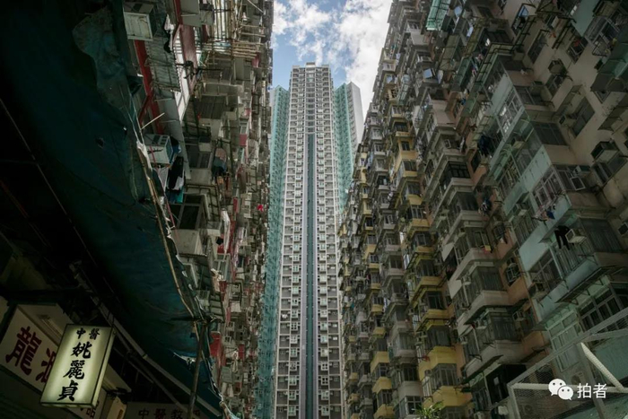  △&nbsp;7月6日，鲗鱼涌地区的巨厦建筑群和附近的高级楼厦。