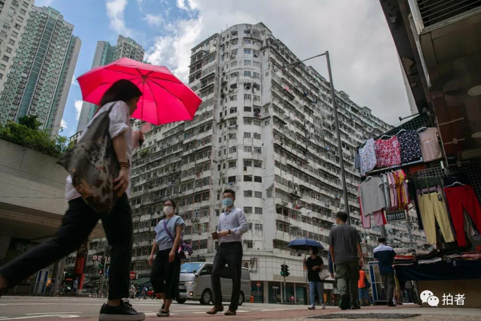  △&nbsp;7月6日，鲗鱼涌地区，戴口罩经过的行人。