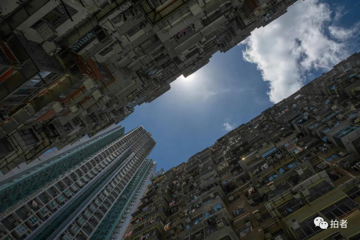  △&nbsp;7月6日，巨厦林立的香港鲗鱼涌地区，楼间的天空。