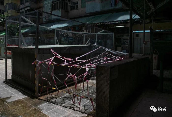  △&nbsp;7月6日，香港鲗鱼涌地区，物业封闭了部分区域，防止居民违规占用公共资源。