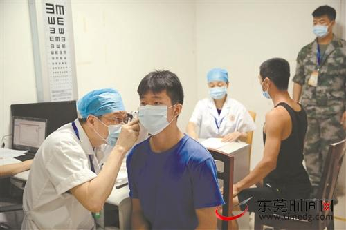 ■昨日，征兵体检开始。图为市中医院征兵体检现场（记者 程永强 摄）