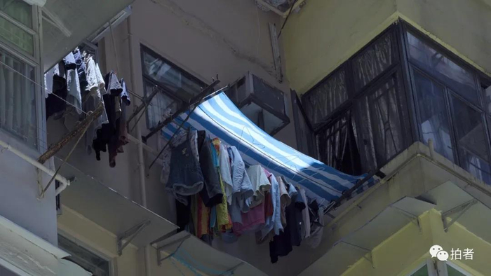  △&nbsp;7月6日，鲗鱼涌地区，由于室内空间有限，居民将衣服晾在屋外。
