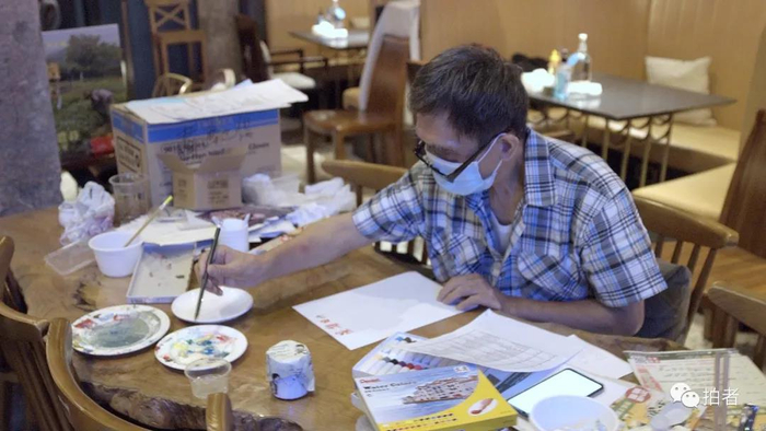  △&nbsp;7月4日，郑宝航在银杏馆餐厅油麻地店里写菜单。