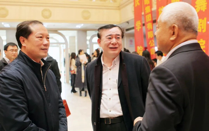 ▲往年的毕业季，中央音乐学院毕业生双选会都在琴房楼友谊厅举行。这是2019年毕业季，中央音乐学院党委书记赵旻和院长俞峰在双选会现场向用人单位了解情况。中央音乐学院供图