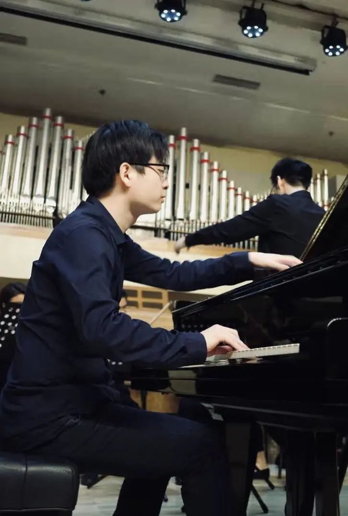 ▲中央音乐学院各演奏厅内，常有演出和排练。这是2019年9月，钢琴系研三学生田海元在学院演奏厅参加排练莫扎特《A大调第12号钢琴协奏曲K.414》。受访者供图