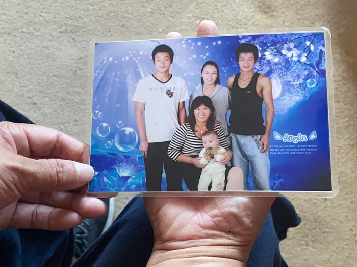 ▲每隔一段时间，宋小女都会带着孩子们去拍照，是为了保留给张玉环看。新京报记者 杜雯雯 摄